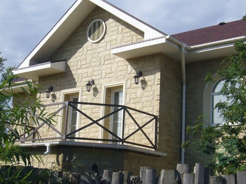 Фасад отделанный панелями гранит крымский